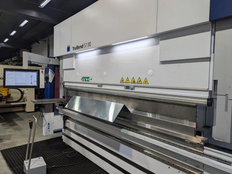 TRUMPF TruBend 5130 mit einem gekanteten Blech in der MVG-Fertigung